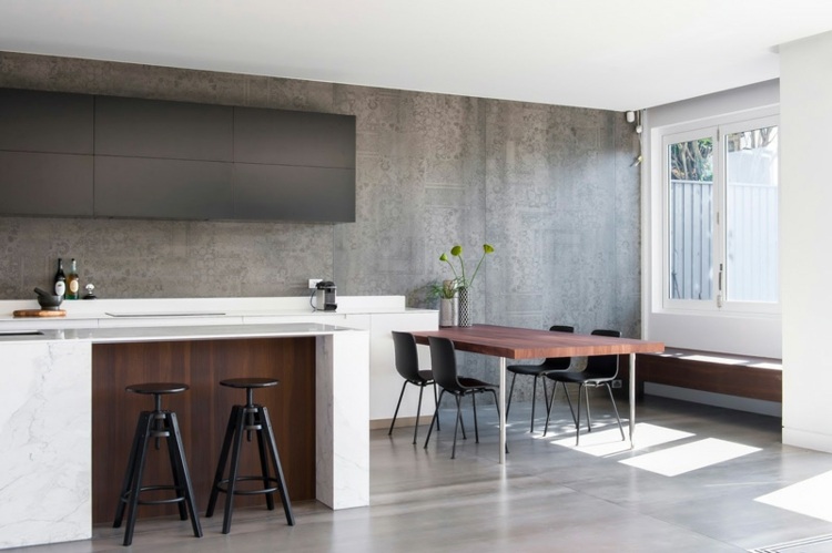 marmor kök betongvägg barstol svart metall industriell