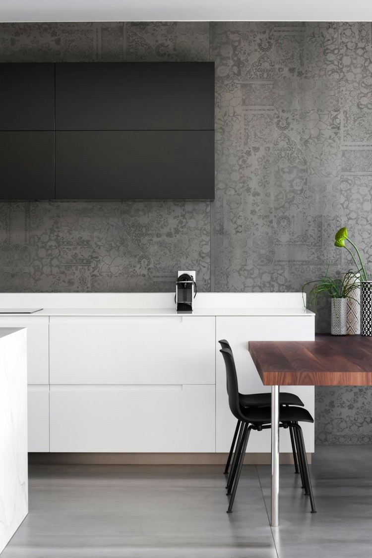marmor kök betongvägg matsal stolar svart modernt vitt köksskåp
