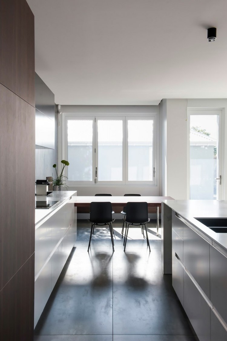 marmor kök betongvägg högglans fönster ljus matplats