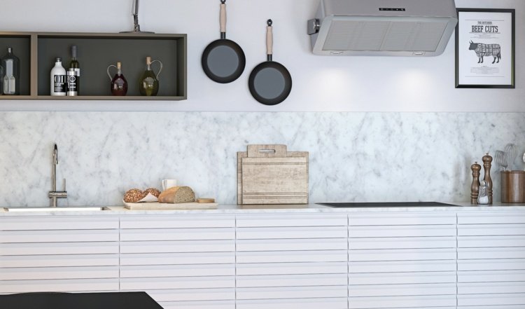 Kökets bakvägg av marmorvitt minimalistiskt inre kök