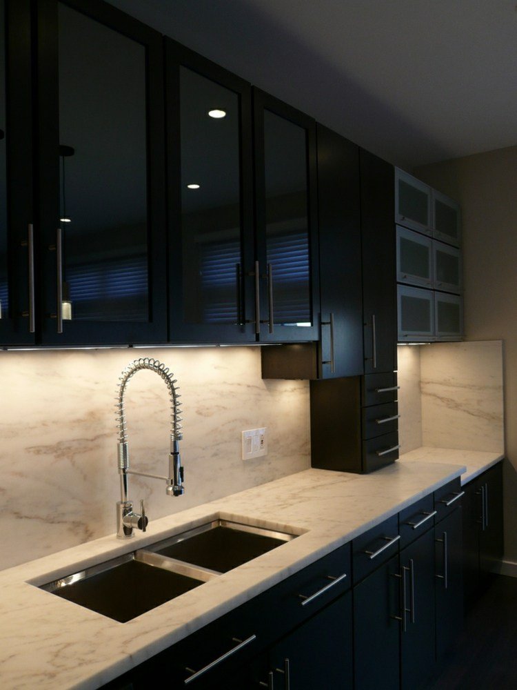 Kök i vit carrara marmorkök med kontrastdesign