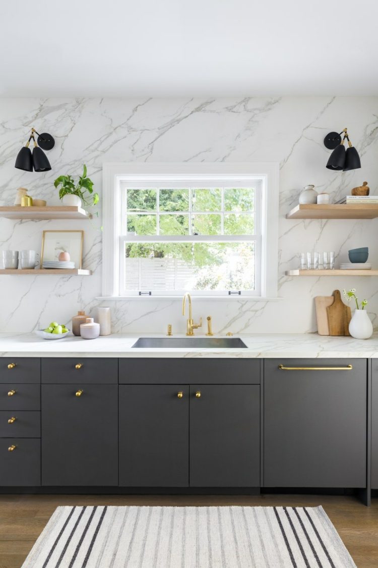 vit marmor bakvägg mörka skåp kontrast i köket