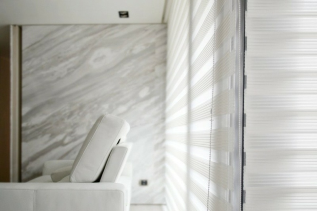 Roller sekretess skärm lägenhet modern vit stoppad soffa