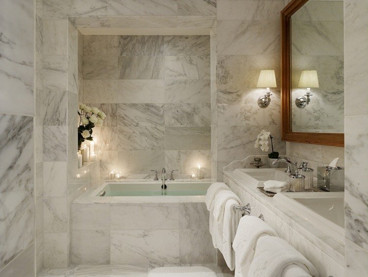 marmorgolv-hemma-badrum-badkar-handfat-dubbel tvättställ-vit-grå-kran