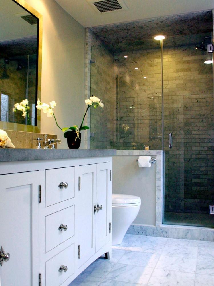 marmorgolv-hemma-badrum-handfat-vit-toalett-dusch-skåp-glasdörr