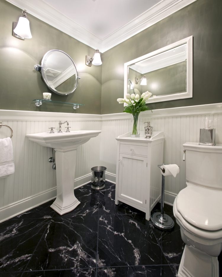 marmorgolv-hemma-badrum-svart-vit-klassisk-toalett-handfat-vas-tulpaner