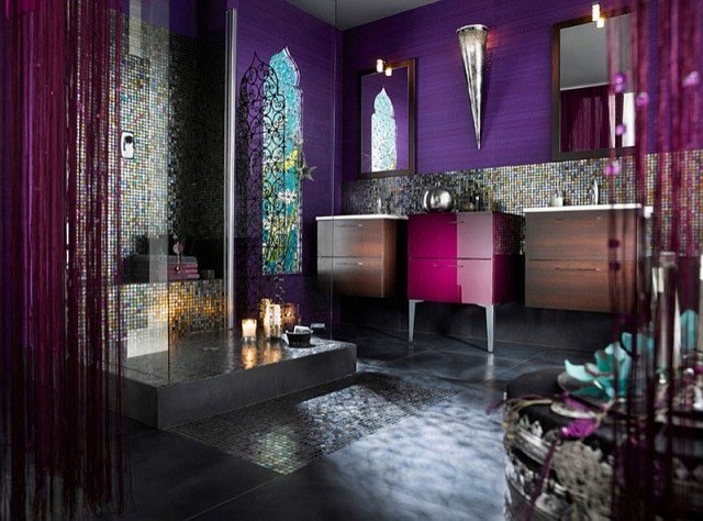 Tyg-tapeter-lila-badrum-majestätiska-fönster-marockansk-lykta ljus
