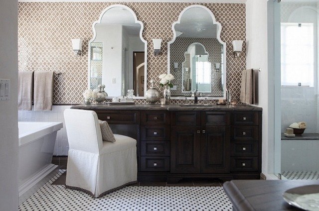 Design-badrum-marockanskt mönstrat-kakel-vägg-spegel