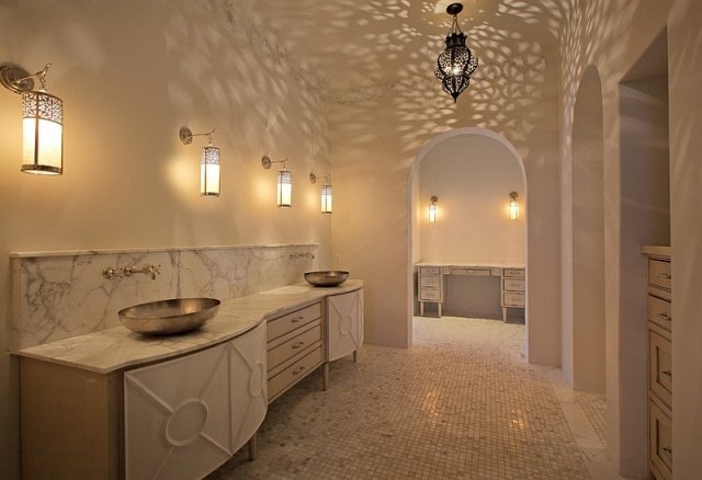 Väggmönster-lyktor-marockansk stil-mästare-badrum-idéer