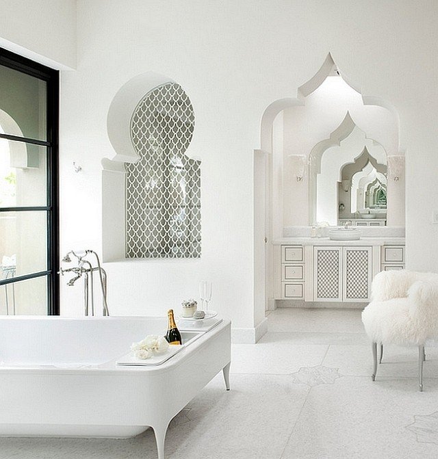 Modern-marockansk-inspirerad-badrum-exotiska-vita väggar