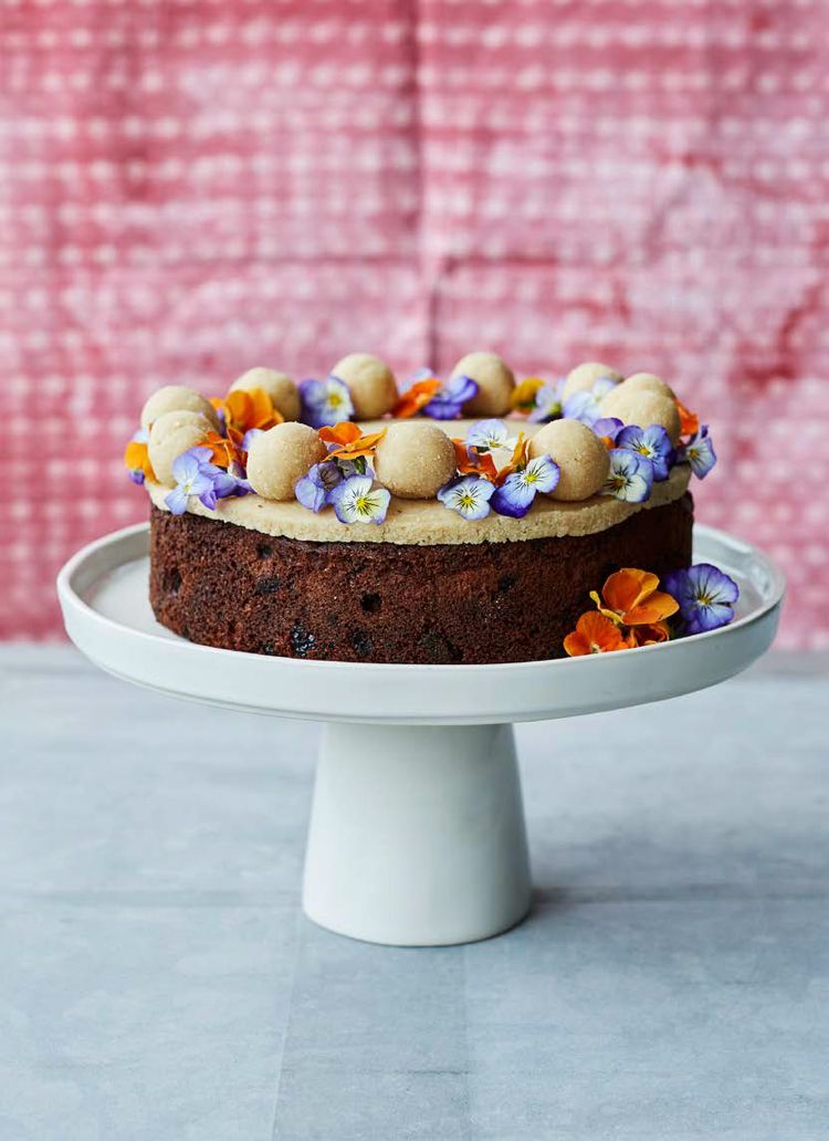 Marsipankaka med påsk ätbara blommor garnering