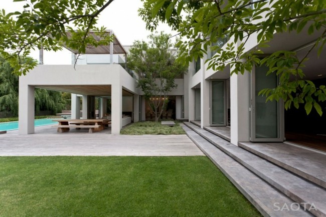 Arkitektoniska hus gräsmatta betong trappor takterrass