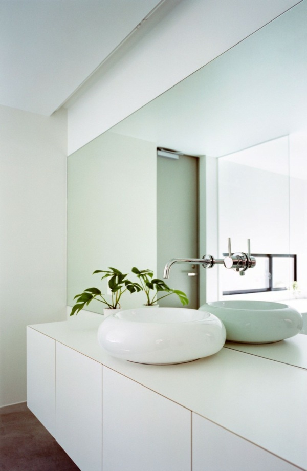 moderna puristiska vita badrumsmöbler