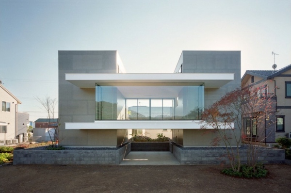 modernt massivt hus glasfasad betong soltak balkong