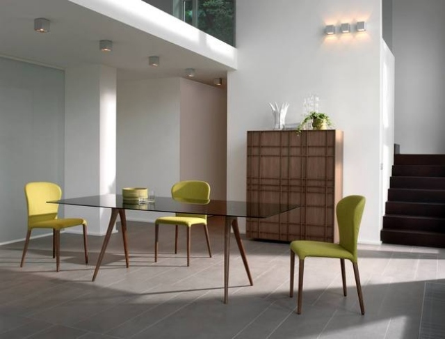 Massivt trä-möbler-porada-snygg-levande-atmosfär-stolar-skänk-speglar