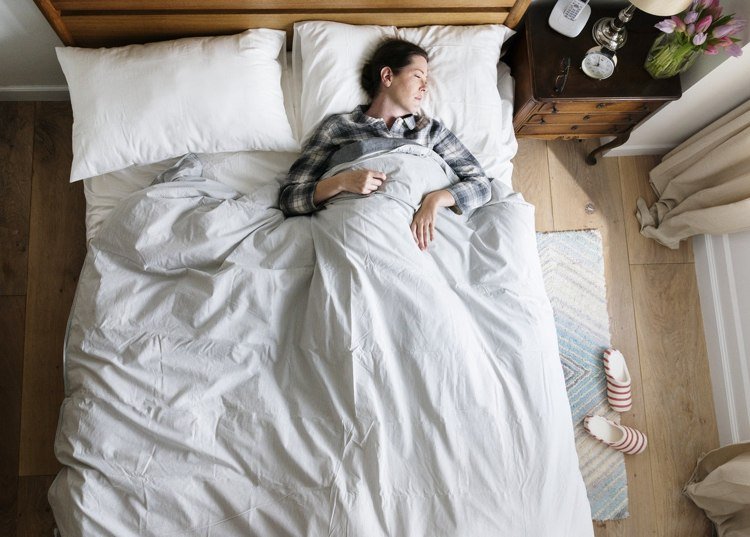 mjuka eller hårda madrasser är idealiska för dem som sover på rygg eller mage