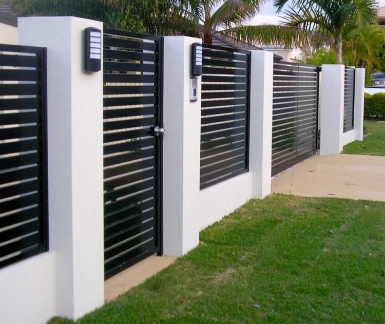 Ställ in kontraster i utomhusområdet med svart och vitt väggstängselkombination för trädgårdsmur med staket modernt utseende
