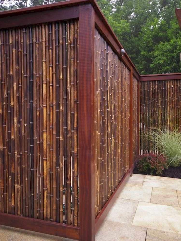 Trädgårdstaket väggidéer med trä och bambu som en sekretessskärm på en vägg i rustik stil