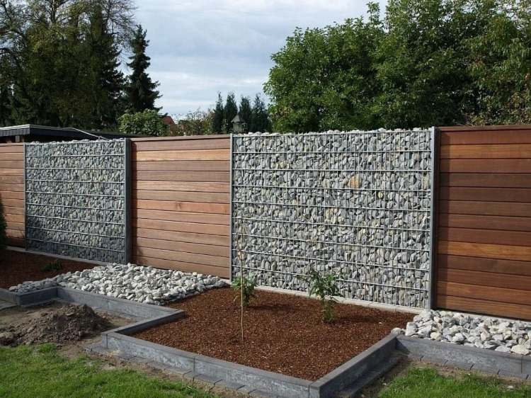 Kombinera gabion med trä som en trädgårdsmur med en modern design