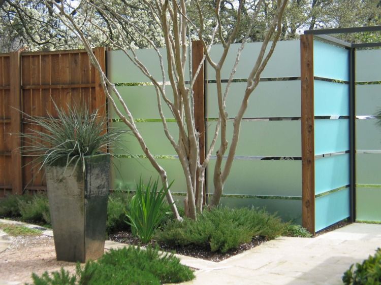 lyxig design som trädgårdsmur med staketidéer med frostat glas som en sekretessskärm på väggen