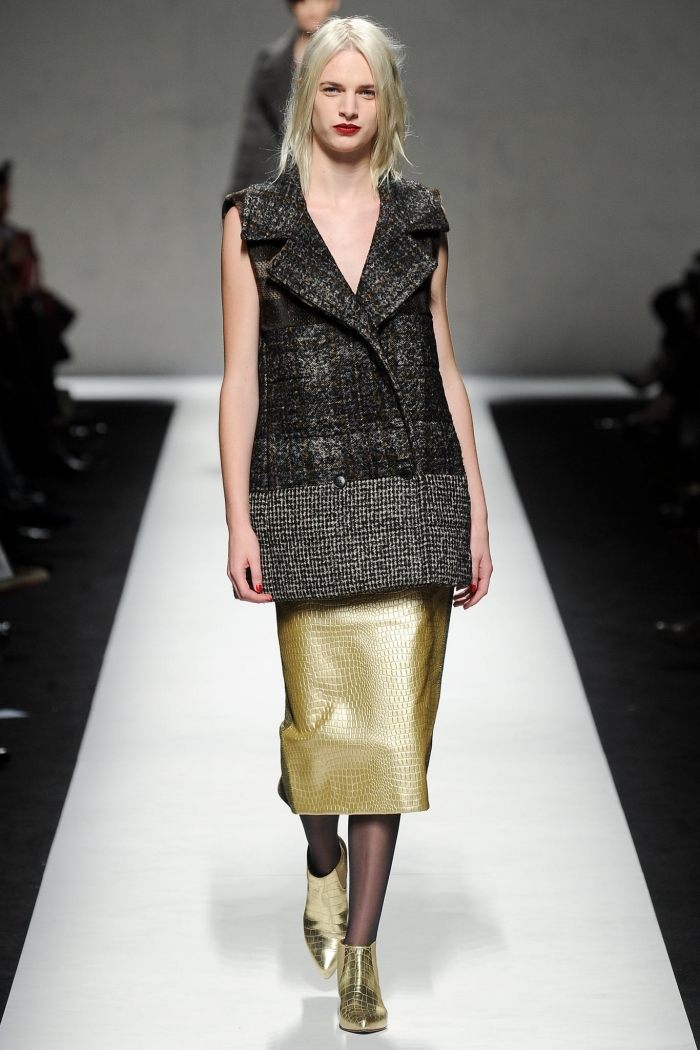 max-mara-mode-höst-2014-vadderad-tweed-väst-gyllene-krokodil-tryck-kjol