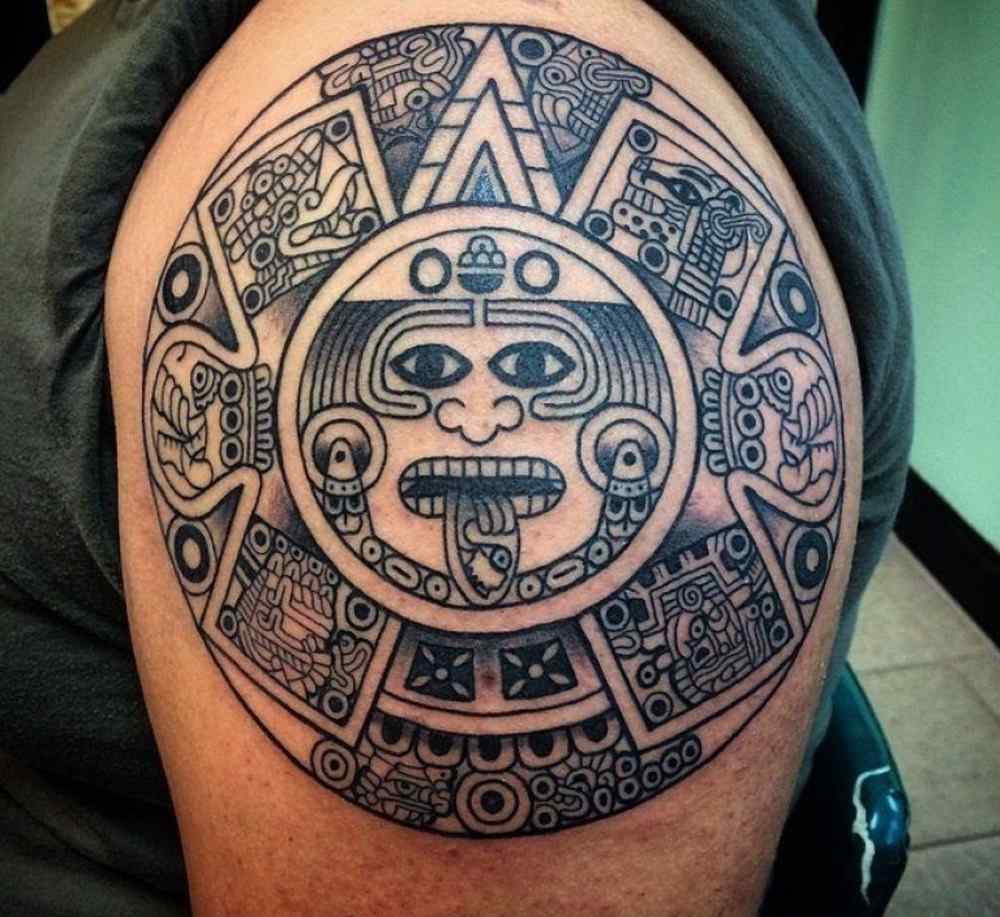 maya kalender tatuering design med gud och zodiac horoskop axel män