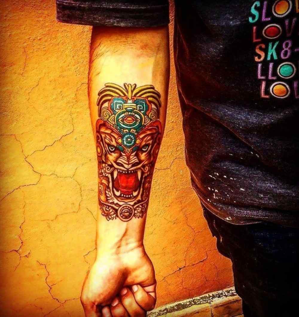 bra tatueringsdesign med många färger och symboler för underarmen