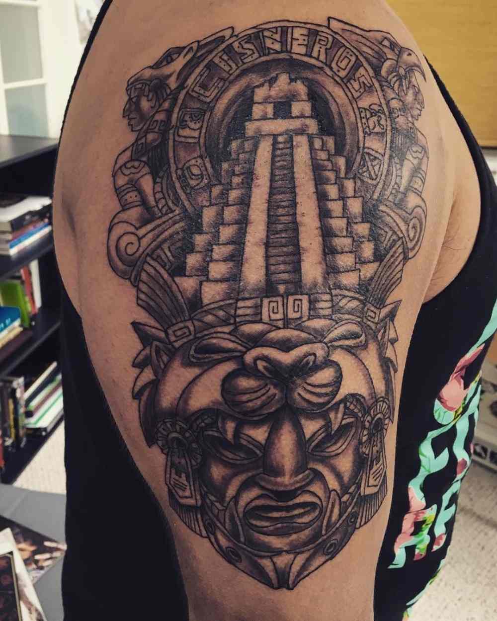 mystisk tribal tatuering axel man med symbolik