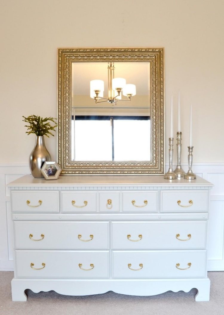 möbler-renovering-byrå-vit-guld-pläterade-handtag-ljusstake-spegel