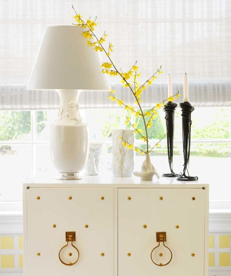 möbler-renovering-vitt-skåp-handtag-dekorativa-tummar-guld-bordslampa-ljusstake