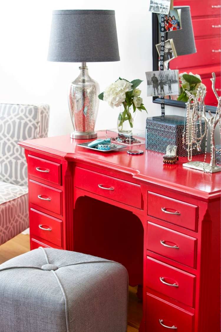 möbler-renovering-smink-byrå-röd-gammal-deco-smycken-pall-klädsel-grå