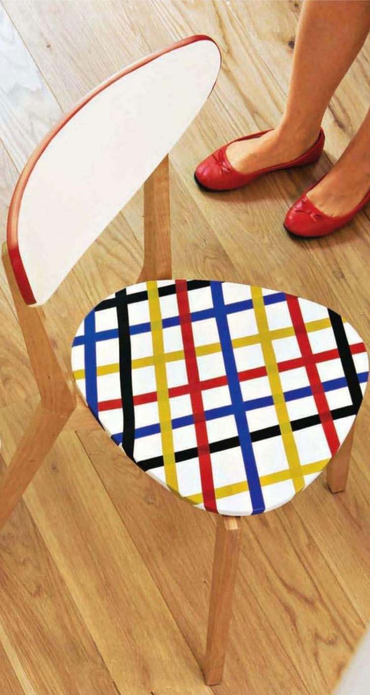 möbler-renovering-färg-stol-vita-ränder-färgade-trä-trägolv