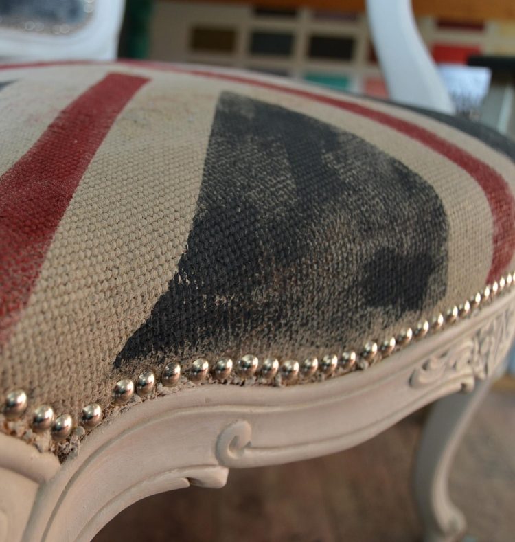 möbler-renovering-stol-segelduk-färg-vit-antik-nål-dekorativ