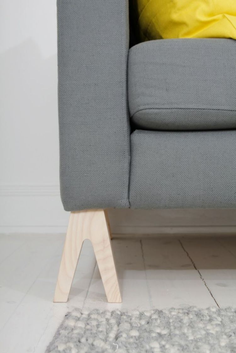möbler-renovering-soffa-fot-trä-grå-klädsel-matta-mjuk
