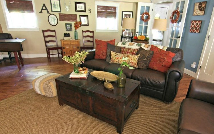 möbler-renovering-vardagsrum-läder-soffor-soffbord-antik-bröst-dekoration-vägg-jute matta