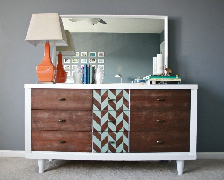 Renovera möbler -kok-i mitten-lådor-dekorera-färg-geometrisk-vit-kant-trä