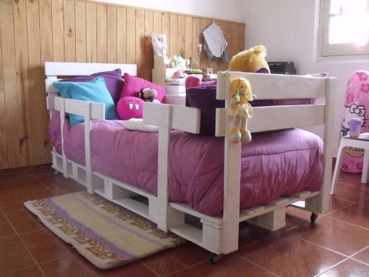 möbler-euro-pallar-kreativa-gör-det-själv-barnsäng-barnrum-vit-madrass-leksaker