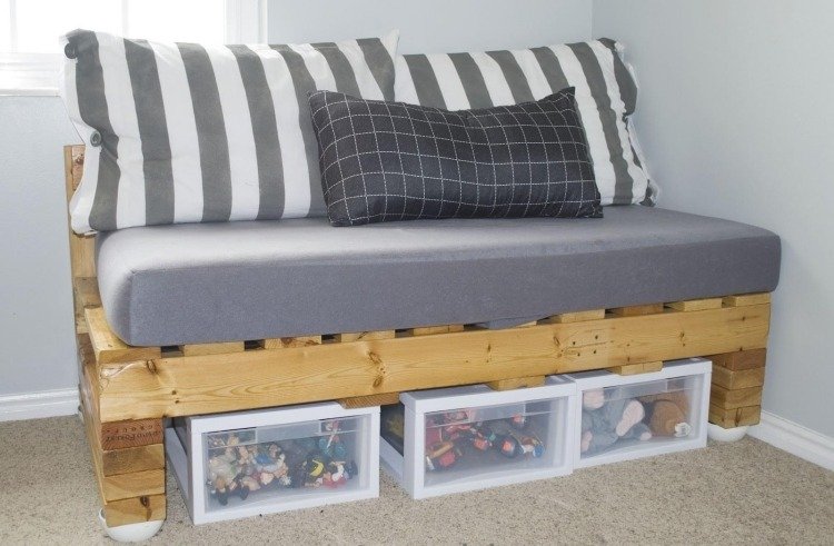 möbler-euro-pallar-kreativt-gör-dig-små-sofflådor-leksaker-madrass