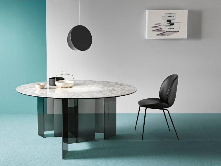 vardagsrumsbord i marmor med glas och keramik