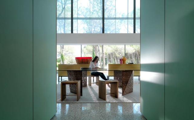 Möbeldesign bord glasskiva träsnideri gröna väggar