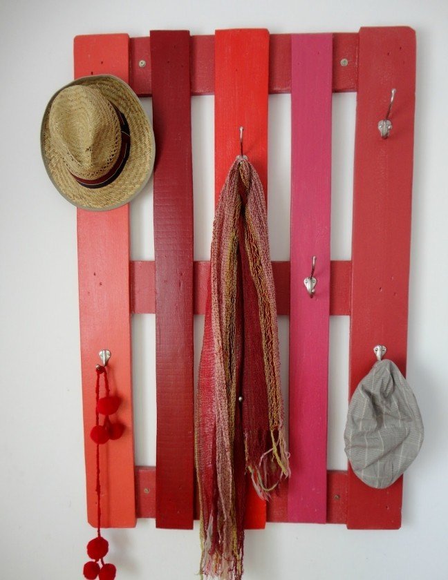 Gör din egen garderob rödmålade träpall väggkrokar
