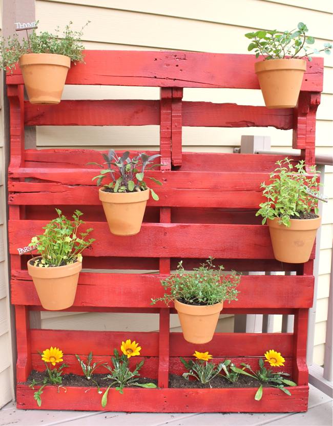 vertikala trädgårdspallar i trä målade röda lerkrukor
