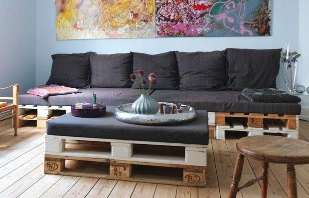 möbler av träpallar soffa soffbord klädkuddar