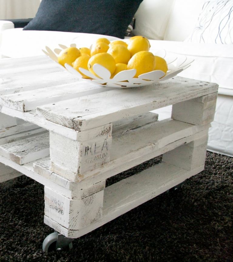 möbler gjorda av trä euro pallar soffbord lackerade vita hjul vardagsrum
