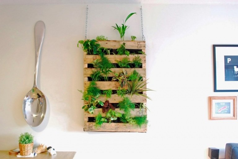 möbler gjorda av träpallar vägg vertikal trädgård dekoration idé växter