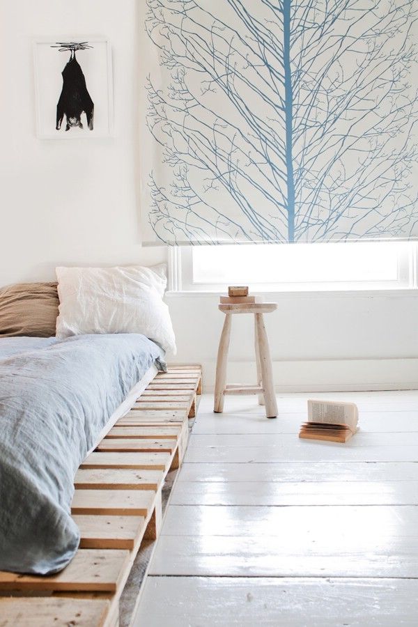 självgjorda möbler pall säng madrass skandinavisk atmosfär