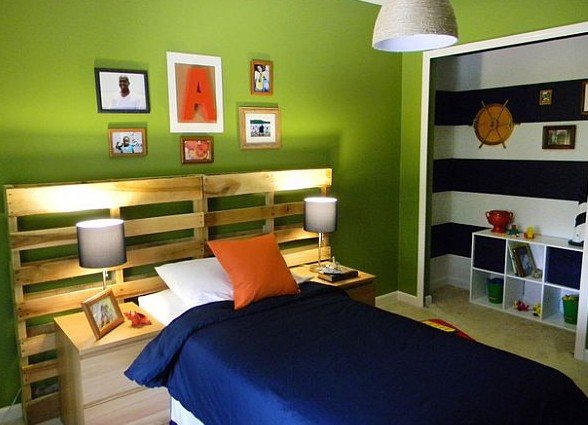 hemgjorda möbler träpallar barnrum säng sänggavel