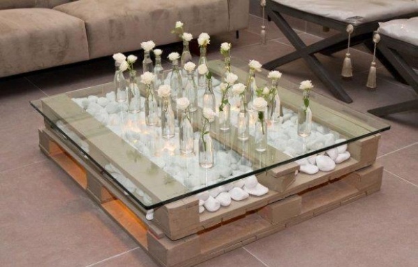 möbler träpallar soffbord glas topp dekoration stenar vaser vita rosor