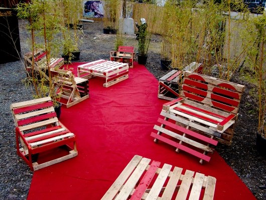 röda accenter idéer för möbler gjorda av träpallar