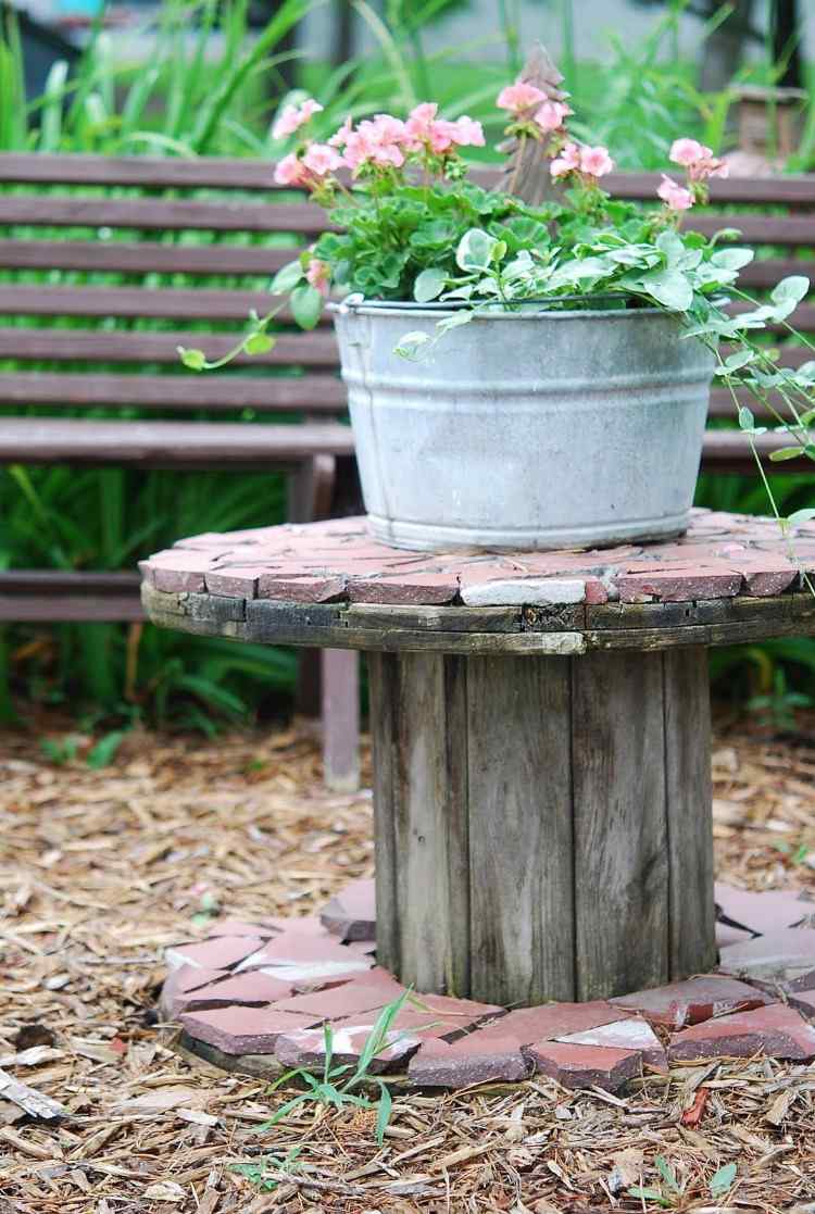 trädgård bord kabeltrumma idéer återanvända gamla tegel blommor kruka från järn hink rustik